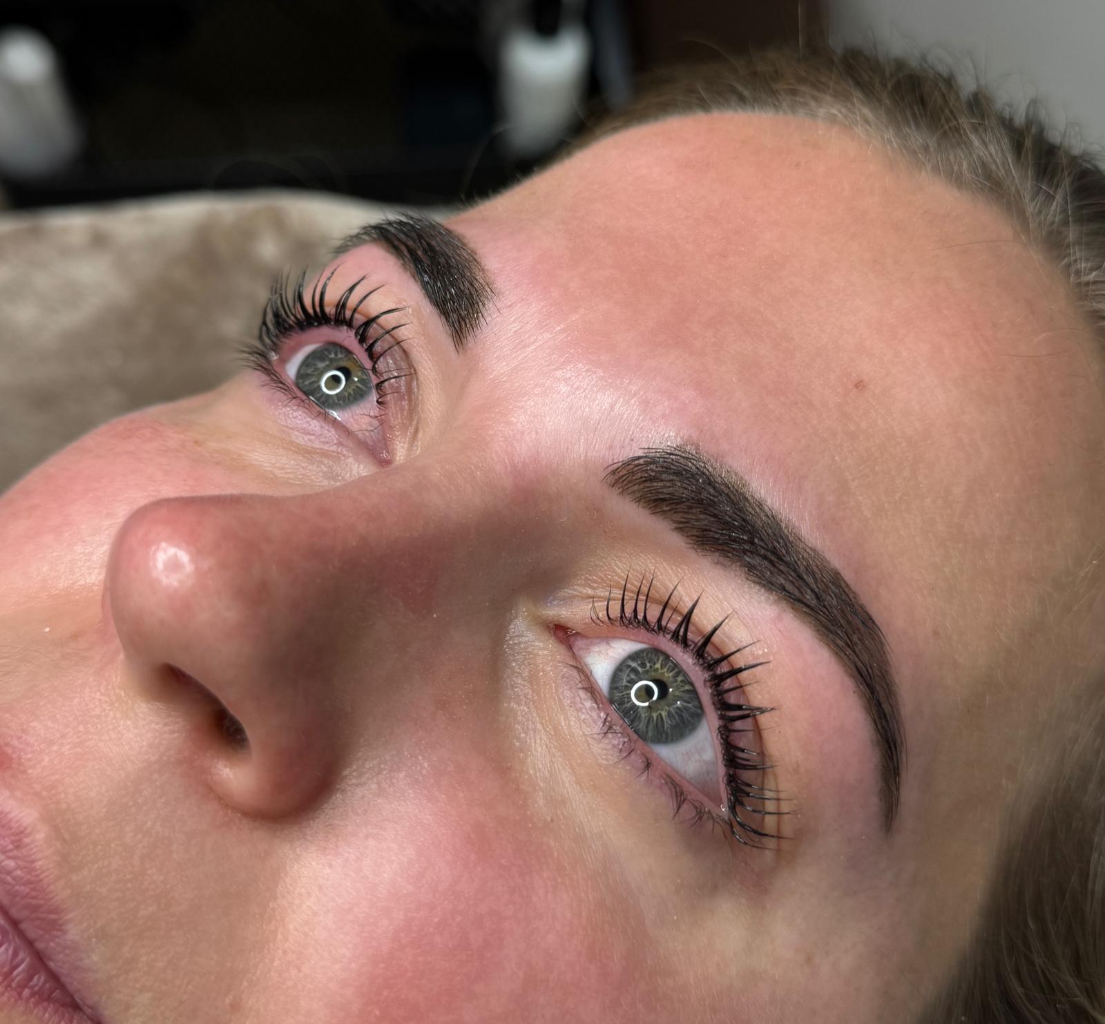 Opgekrulde en geverfde wimpers na een lash lift