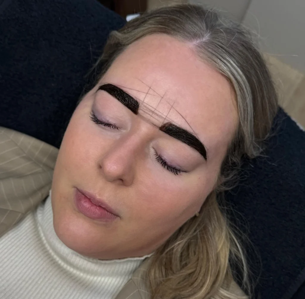 Tijdens een hybrid brows behandeling