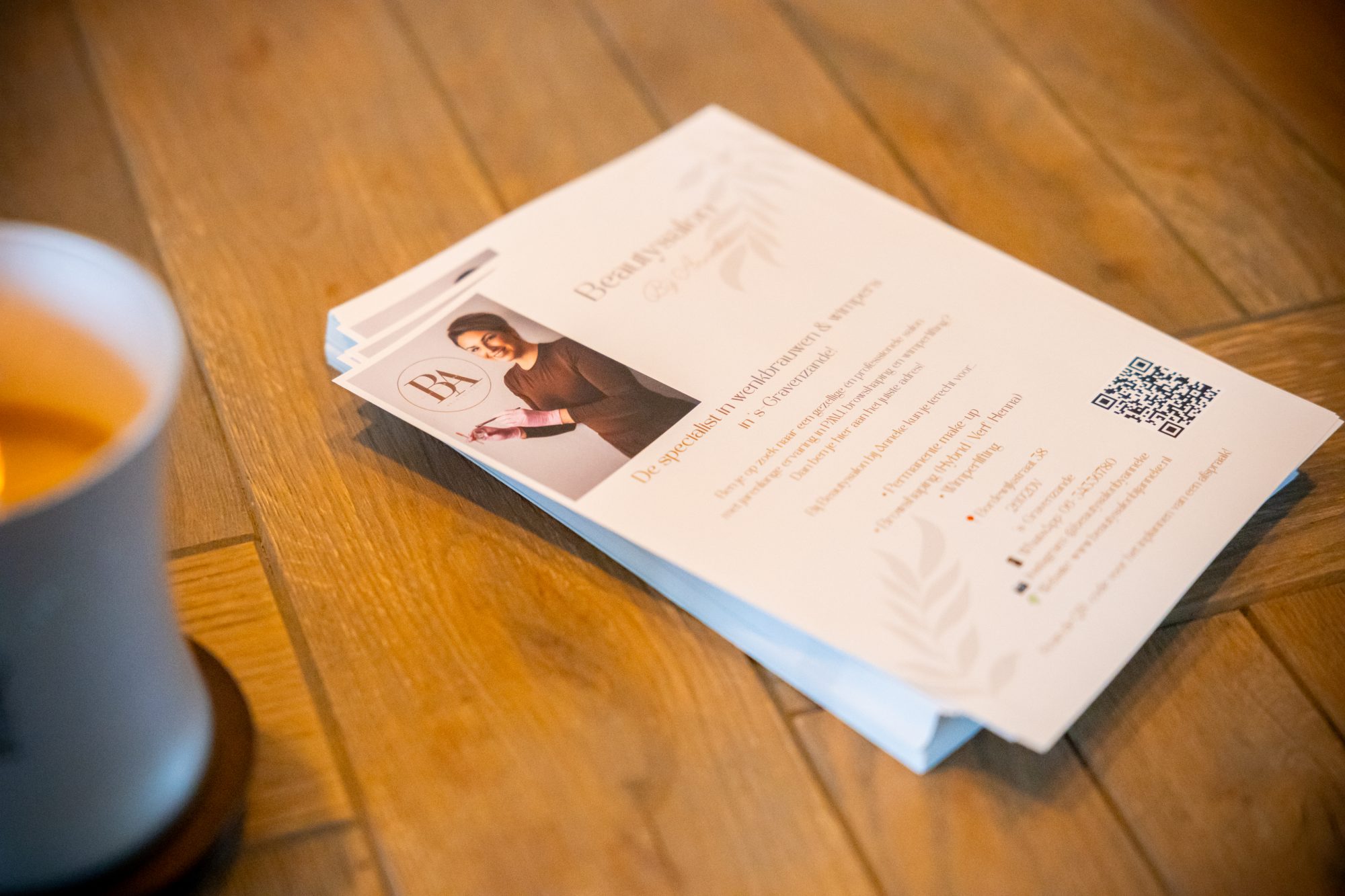 Flyers op de tafel bij een brandende kaars