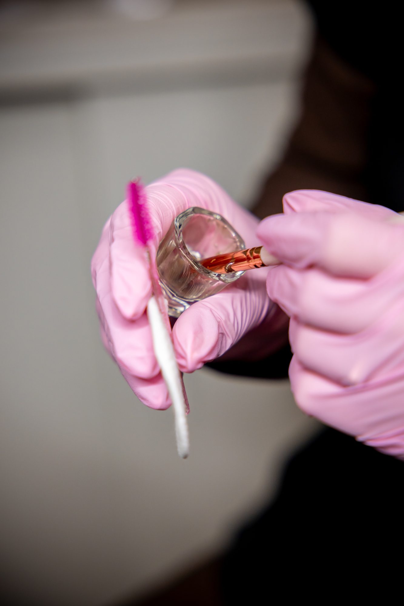 Pigment wordt aangemengd met een penseel