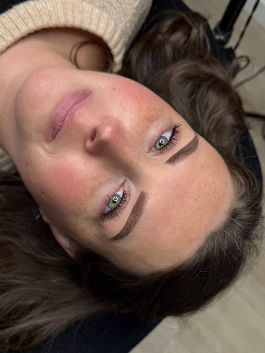 Powderbrows en volle wimpers, resultaat na genezing