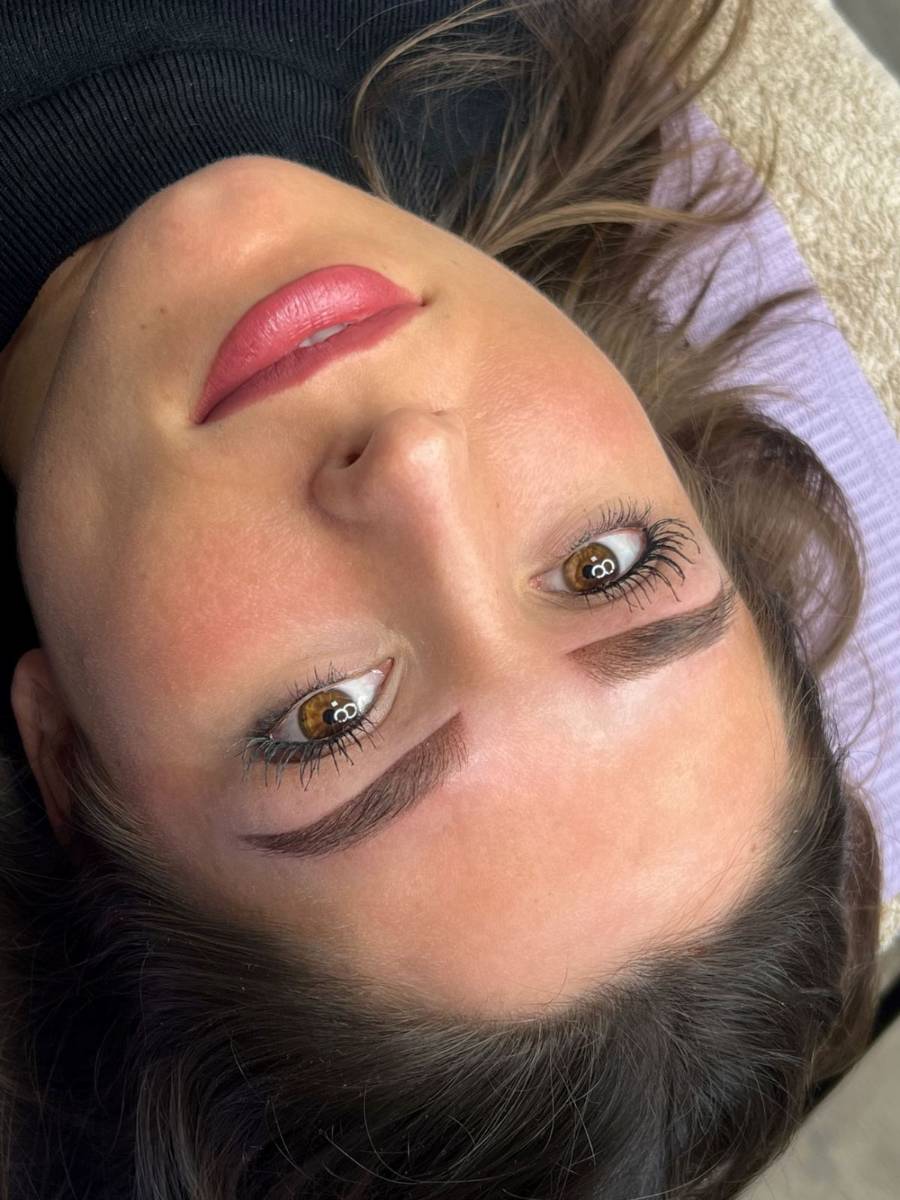 Klant met genezen powderbrows