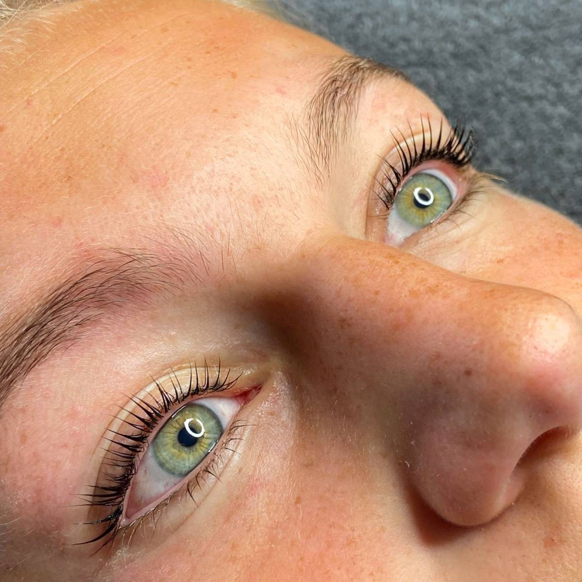 Wimpers met een blijvende krul na een wimperlifting