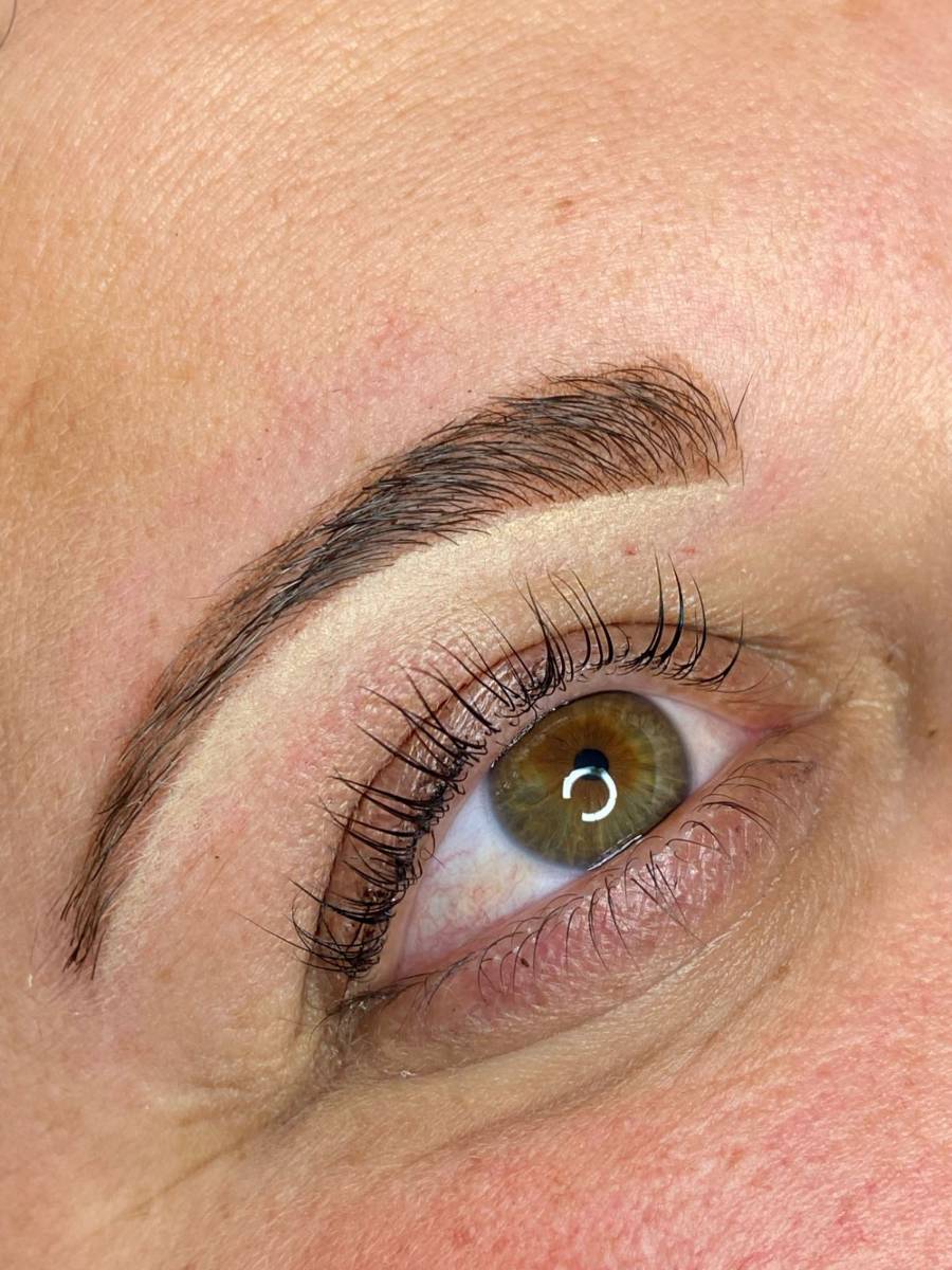 Powderbrows in balans op een gezicht met sproeten