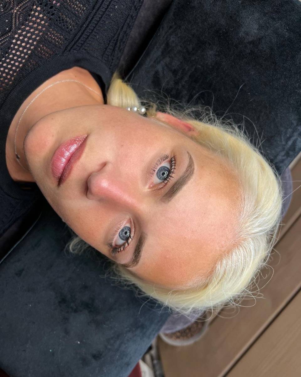 Zachte powderbrows bij blond haar